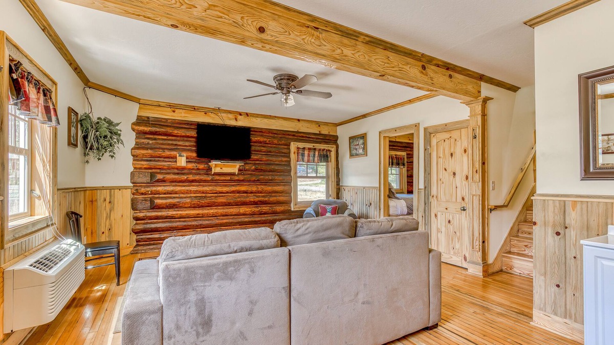 White Salmon Cabin | 2-story dog-friendly cabin near White Salmon River with mtn views, courtyard, AC