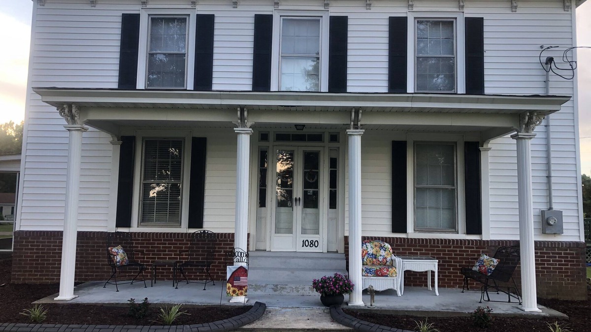 Wayne County House | 2 story farm house just off 795, sleeps 10+