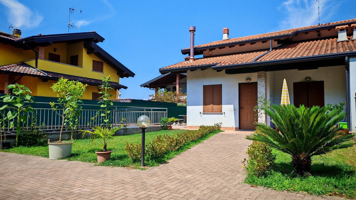 Borgo Ticino House | 2-story house and courtyard, Lake Major area