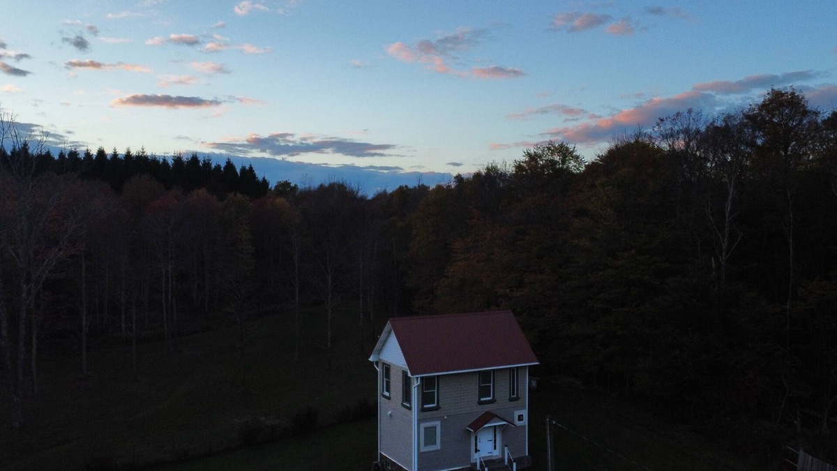 Long Eddy House | 2 Story Loft House With Massage Chair