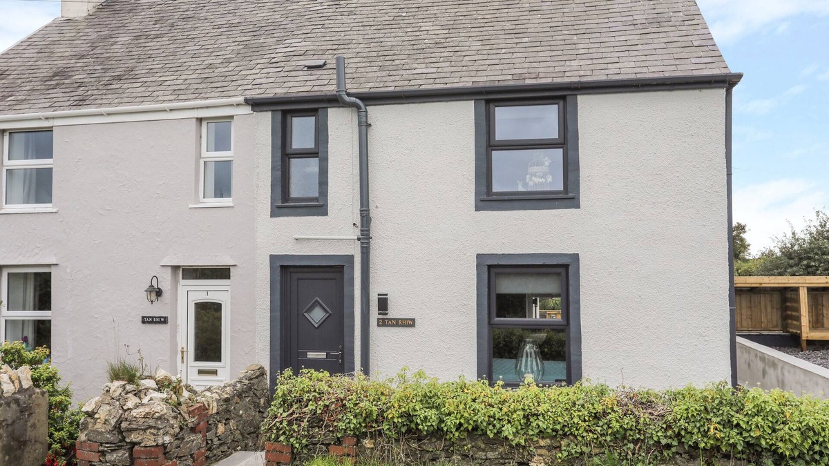 Llanfairpwllgwyngyll House | 2 TAN RHIW, pet friendly, with open fire in Llanfairpwllgwyngyll