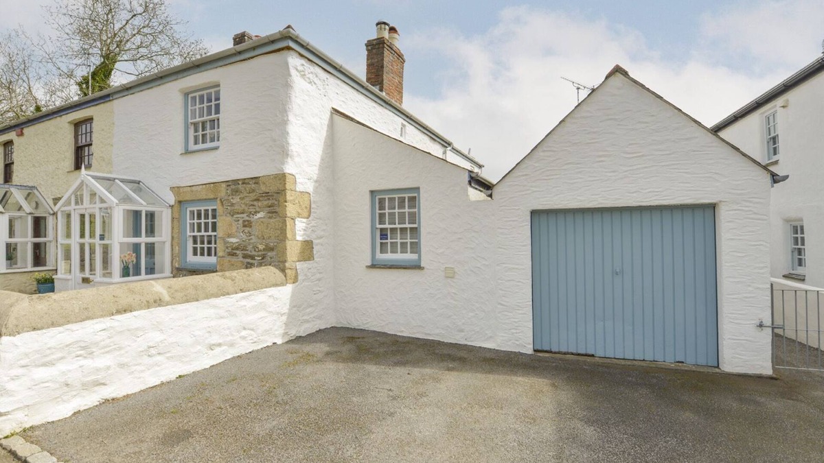 Manaccan Cottage | 2 TRERISE COTTAGE, pet friendly, with open fire in Manaccan