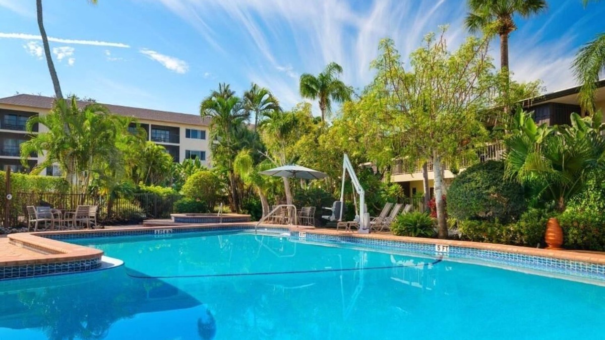 Moorings Hotel | 2 Units | Naples Stay | Near 9th St N & Local Spots