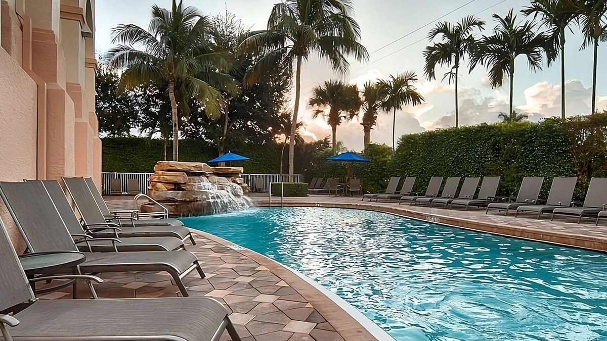 Park Shore Hotel | 2 Units | Stylish Room Near Scenic Clam Pass Beach | Shuttle and Parking