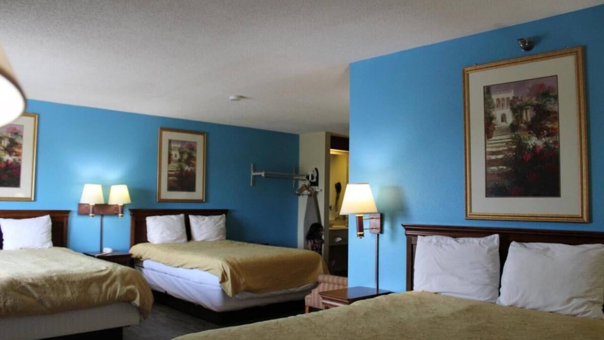 Mount Vernon House | 2 x Non-Smoking Triple Queen at FairBridge Inn Express Mt Vernon
