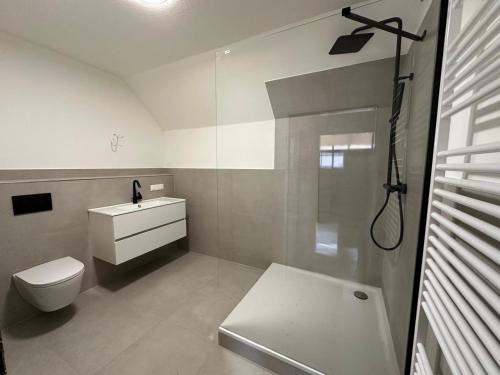 Pinneberg Apartment | 2 Zi Wohnung, zentrale Lage mit Parkplatz, 15 min vom Hbf Hamburg