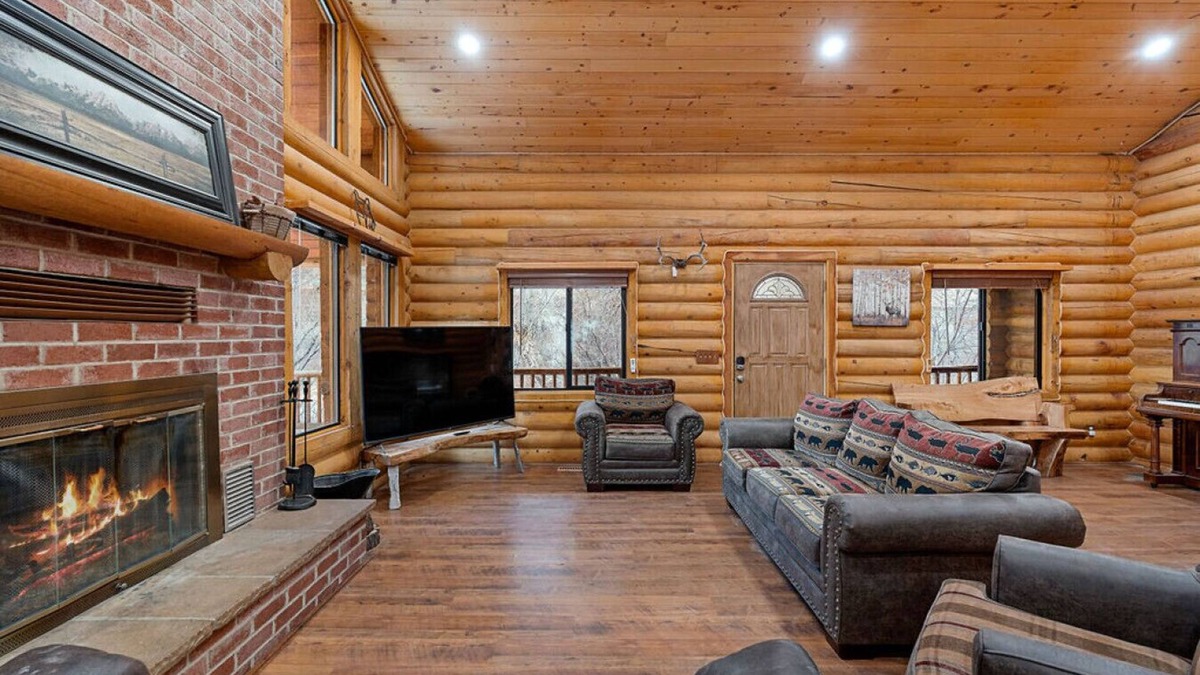 Hanna Cabin | 20 Acres! Arcade Games! Backs to River! Sleeps 22!