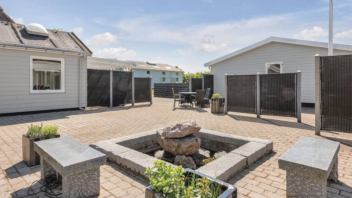 Henne House | 20 bedroom awesome home in Henne