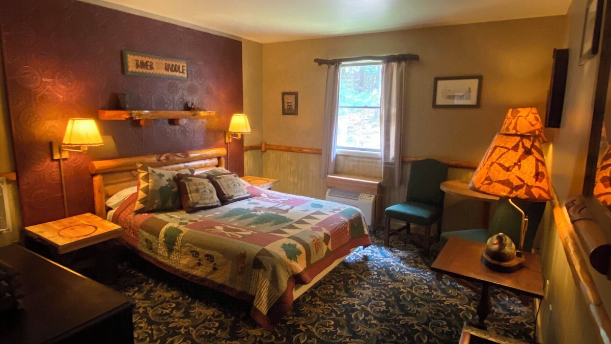 Clarington Apartment | 20-Cabin Room