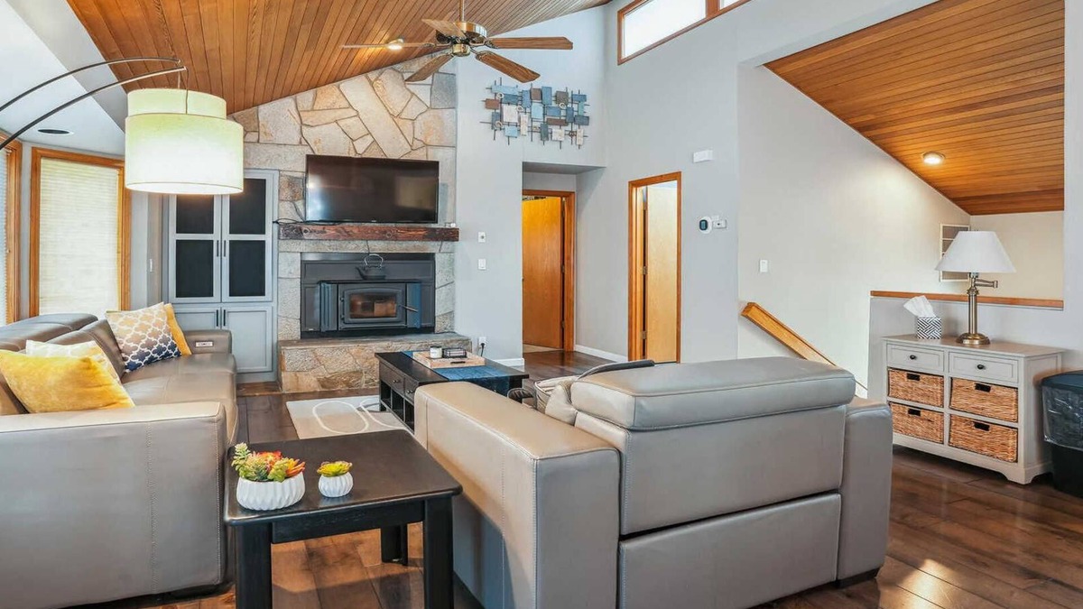 Deer Park House | 20 Lassen Lane-Sunriver, Oregon: Hot Tub, BBQ, WiFi, SHARC Aquatics, Tubing Hill, Mt. Bachelor, Golf, Deschutes River, Tennis, Bike Paths