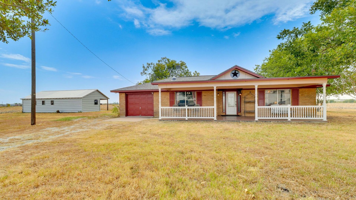 Manor House | 20 Mi to Austin: Texas Farmhouse on 10 Acres