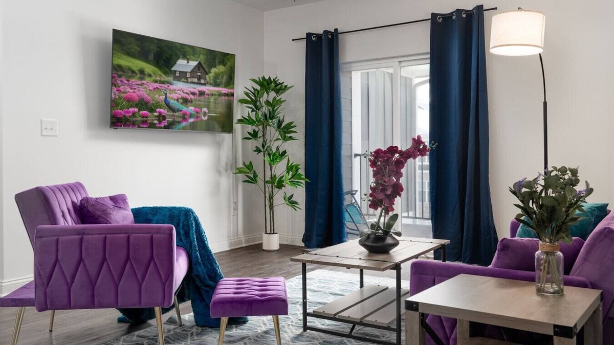 Whitestown Apartment | 20 mins DT | Sleeps 5 | Purple Rain Spacious Gym