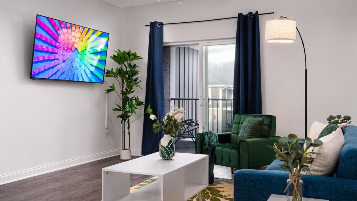 Whitestown Apartment | 20 mins DT | Sleeps 9 |Verdant Retreat SpaciousGym