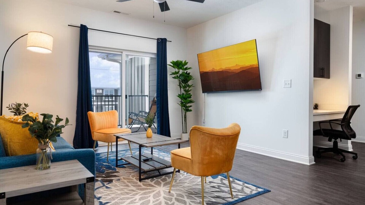 Whitestown Apartment | 20 mins DT | Sleeps 9 | Sunrise Glow Spacious Gym