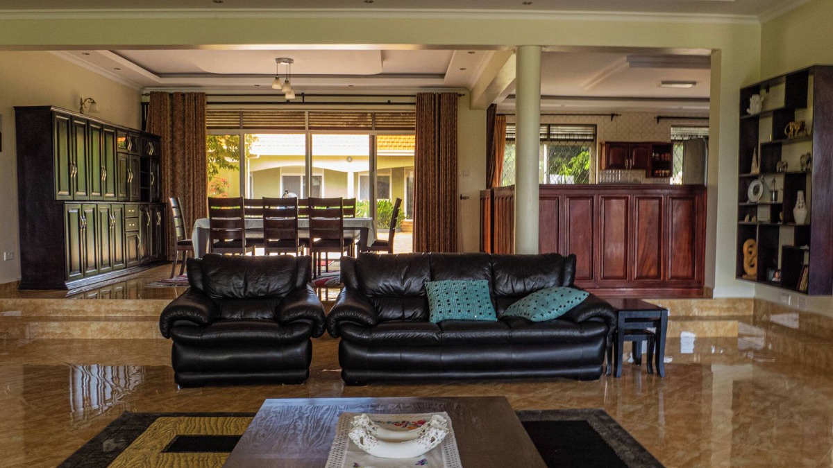 Nakasongola House | 20 mins to Ziwa Rhino Sanctuary- Farm Stay with garden views