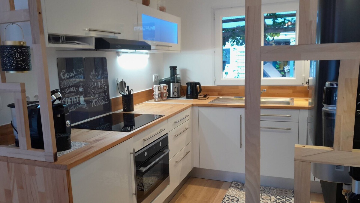 Le Pin Apartment | 20 minutes from Disney! Tiny House at the bottom of the garden, ideal for families.