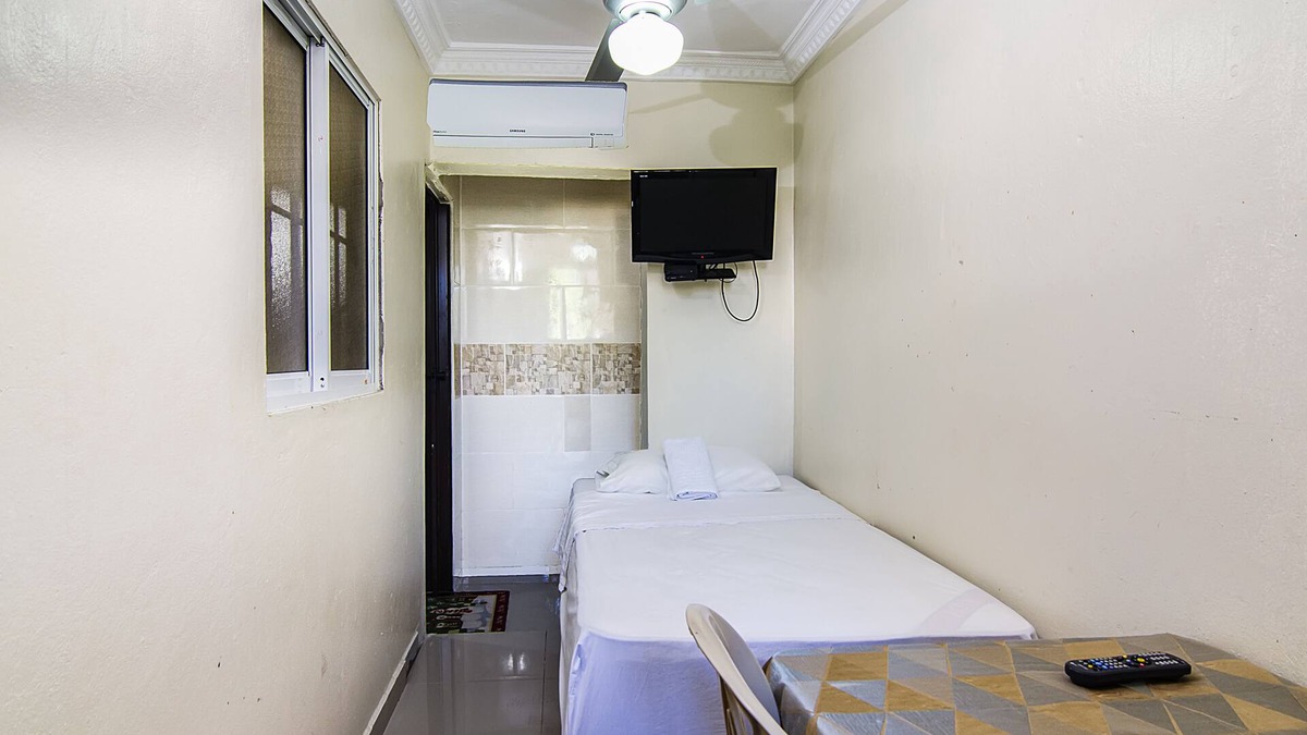 Corales del Sur House | 20 minutes to the Airport! Small Room Private Bathroom Parking Netflix✰WI-FI✰Fan