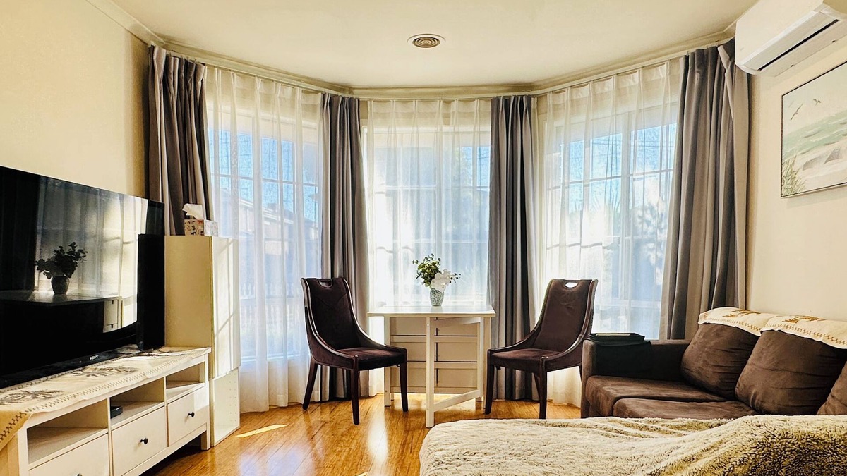 Laverton Apartment | 20 minutes to Mel CBD! 2 BRs AirCon unit house with living kitchen parking.