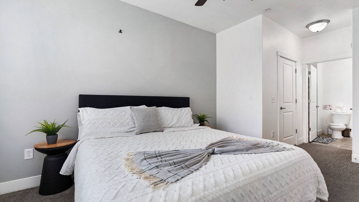 Draper Apartment | 20% off for long stay, Hot Tub, pets allowed
