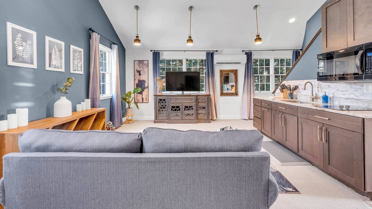 Oakton House | 20% off monthly stays at modern & cozy guesthouse in great location