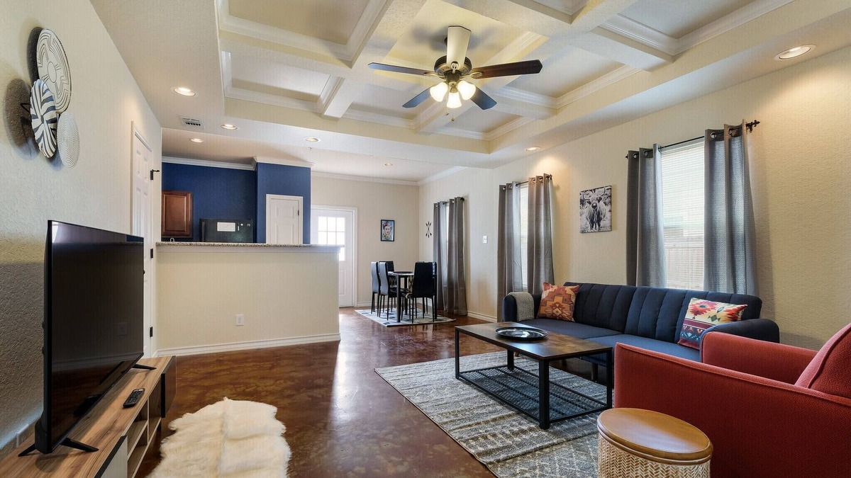 Selma House | 20% OFF Updated 3BR 2.5BTH Townhome - Pet-friendly - Fast WiFi-Driveaway Parking