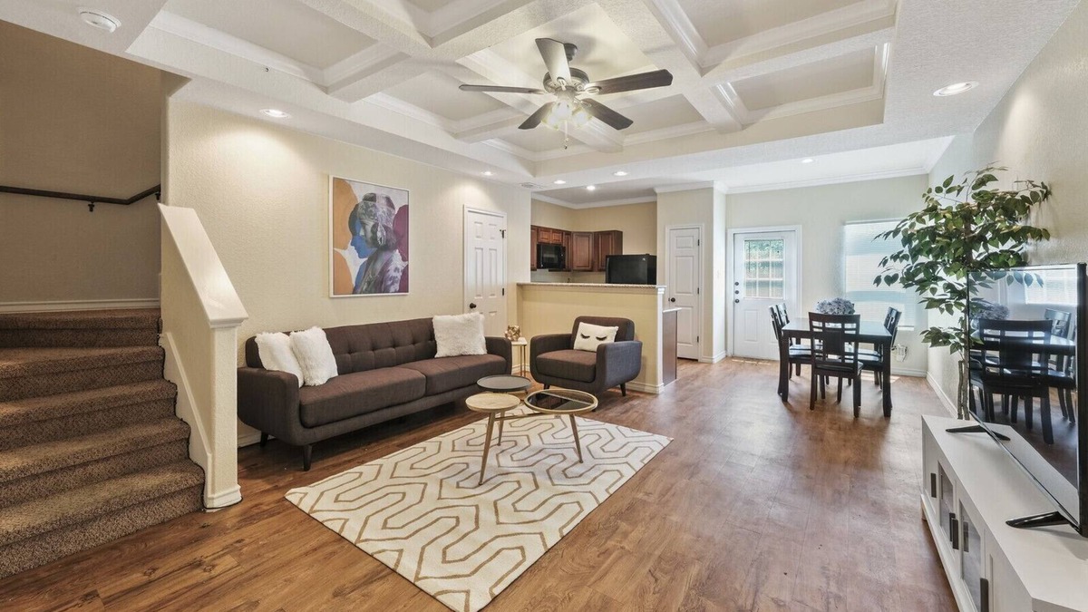 Selma House | 20% OFF Updated 3BR 2.5BTH Townhome - Pet-friendly - Fast WiFi-Driveaway Parking