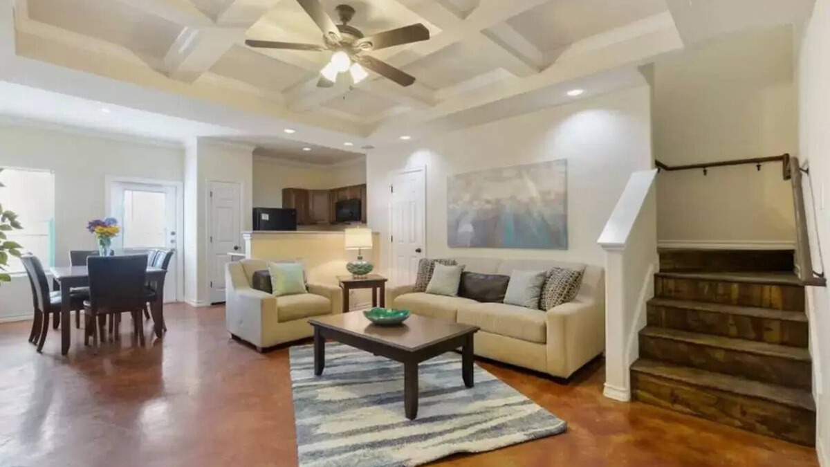 Selma House | 20% OFF Updated 3BR 2.5BTH Townhome - Pet-friendly - Fast WiFi-Driveaway Parking