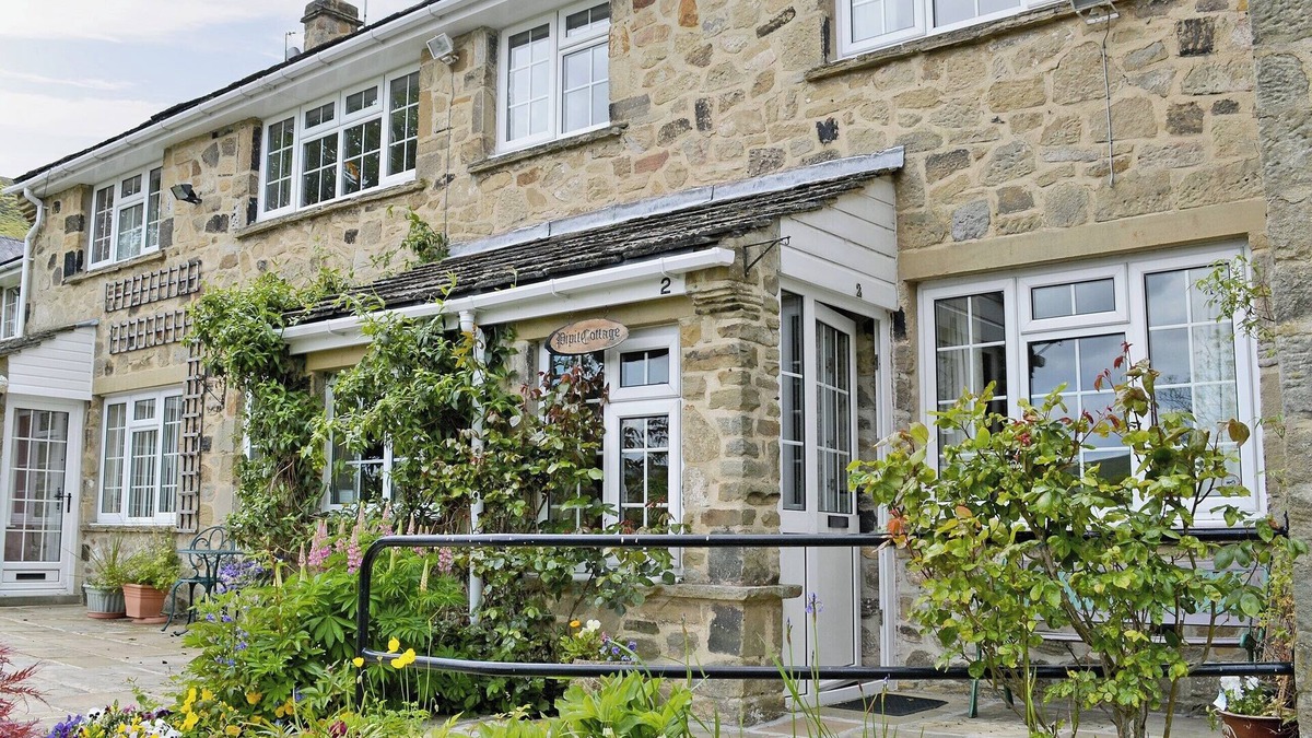 Burnsall Cottage | 20 steps to entrance with handrail.