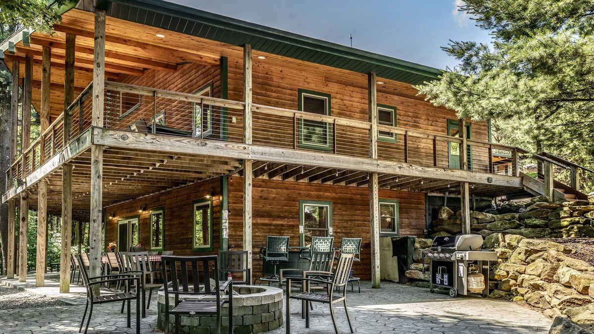 Shippenville Cabin | 200-acre Double Bore Ranch - 6 Bedroom, 8 Bathroom Lodge, Sleeps 18