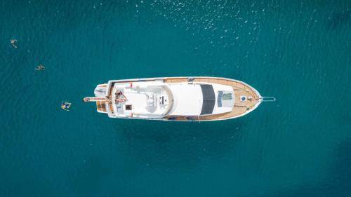 Madliena Boat Rental | 200 m² Houseboat ∙ 1 bedroom ∙ 6 guests