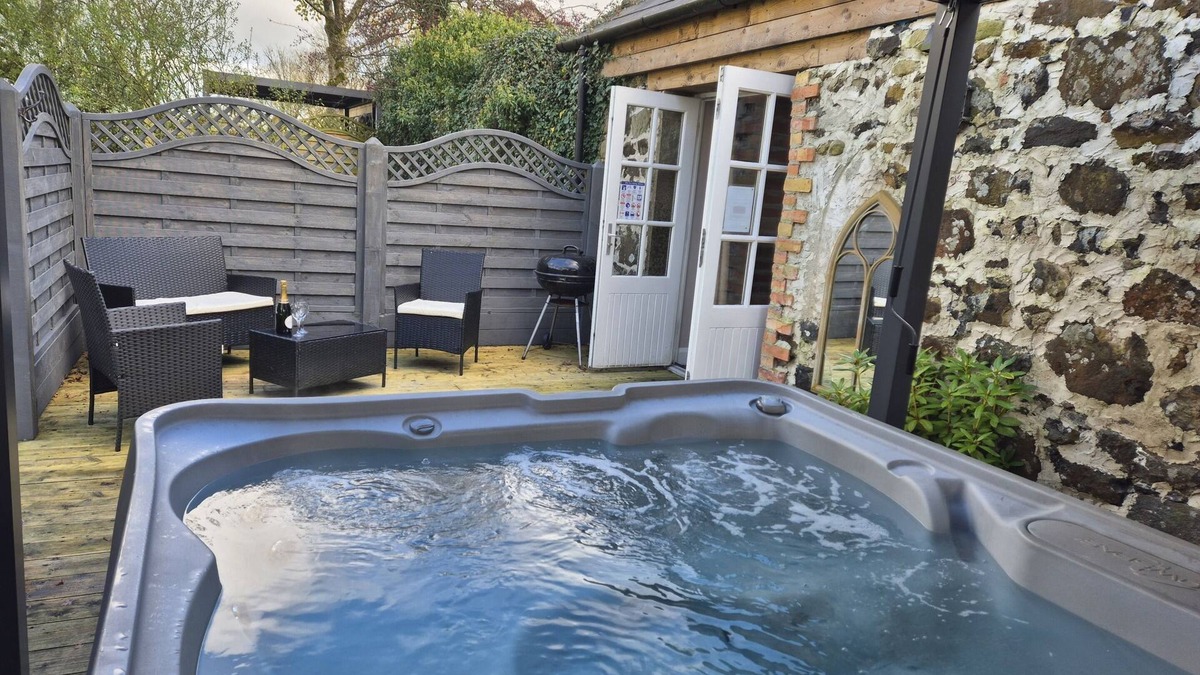 Ballymena Cottage | 200 year old stone cottage with outdoor hot tub
