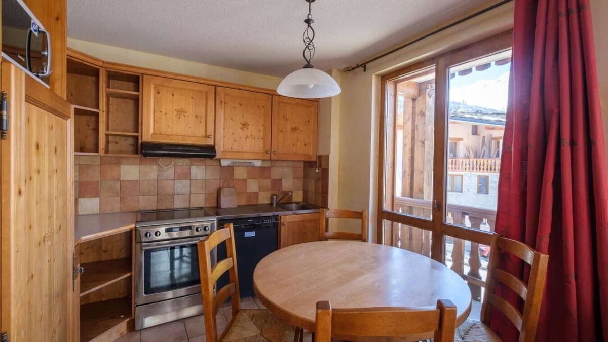 Lanslevillard Apartment | 200m from ski slopes, fitness, swimming pool, sauna, hammam, balcony, tv, ski locker, 35m²