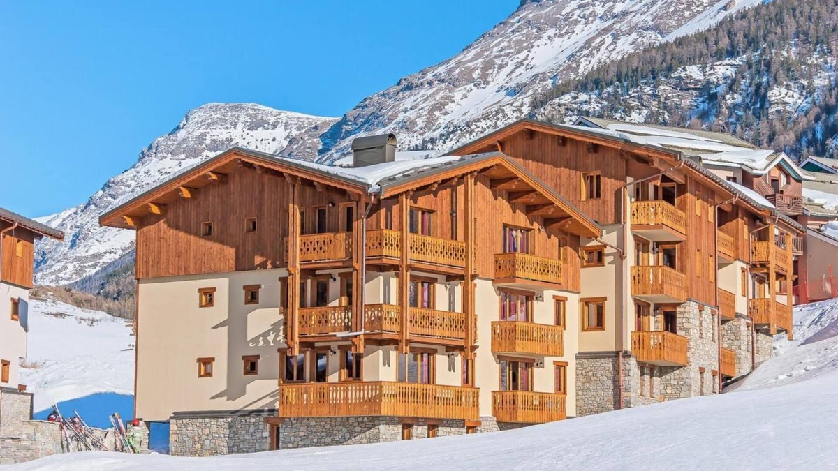 Lanslevillard Apartment | 200m from ski slopes, fitness, swimming pool, sauna, hammam, balcony, tv, ski locker, 40m²