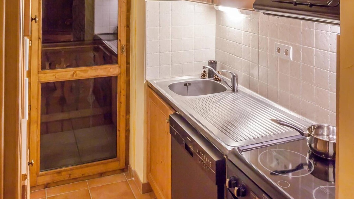 Lanslevillard Apartment | 200m from ski slopes, fitness, swimming pool, sauna, hammam, balcony, tv, ski locker, 68m²