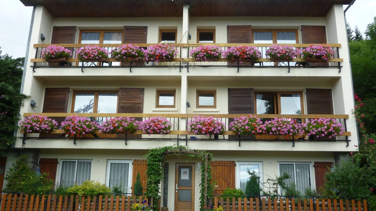 Besse-en-Chandesse Cottage | 200m medieval cottage 'key holiday' + 2 pers sunny south balcony - WIFI