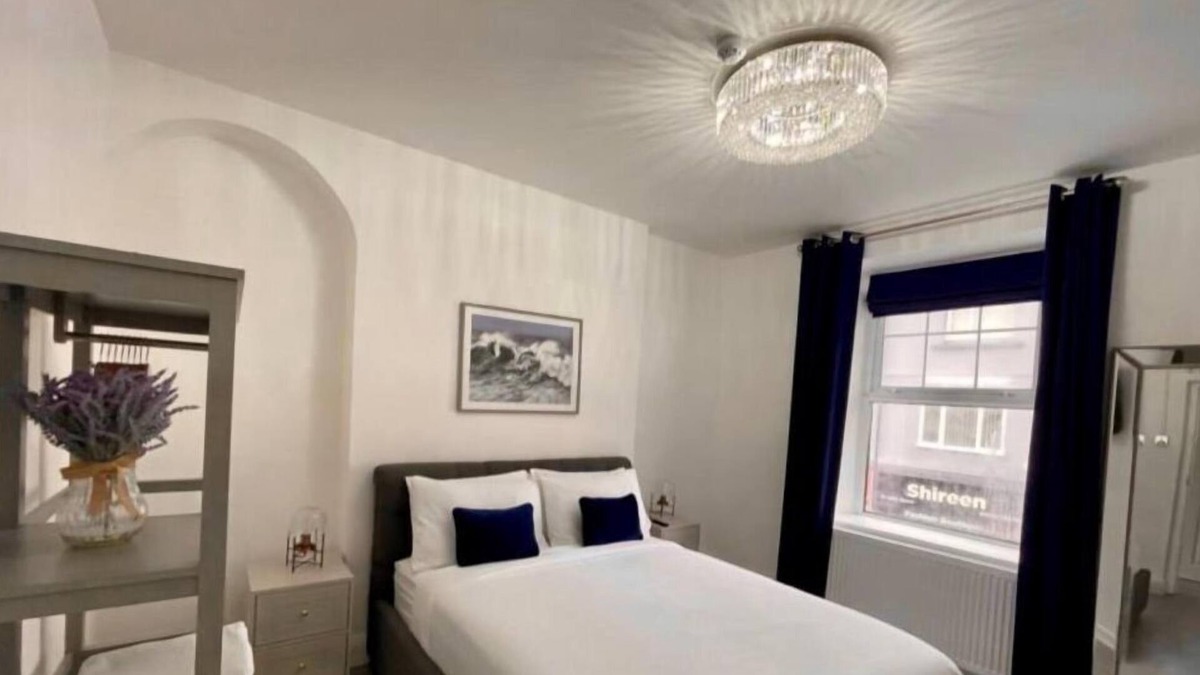 Porthcawl Apartment | 200m to Ocean, High Spec Town Centre Entire Flat, 3 Bedrooms, TVs All Rooms