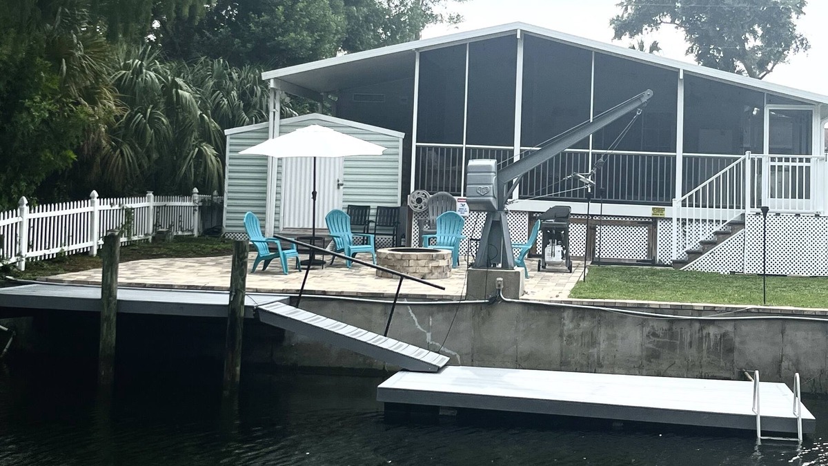 Weeki Wachee Gardens House | 200yd paddle to the Weeki Wachee River
