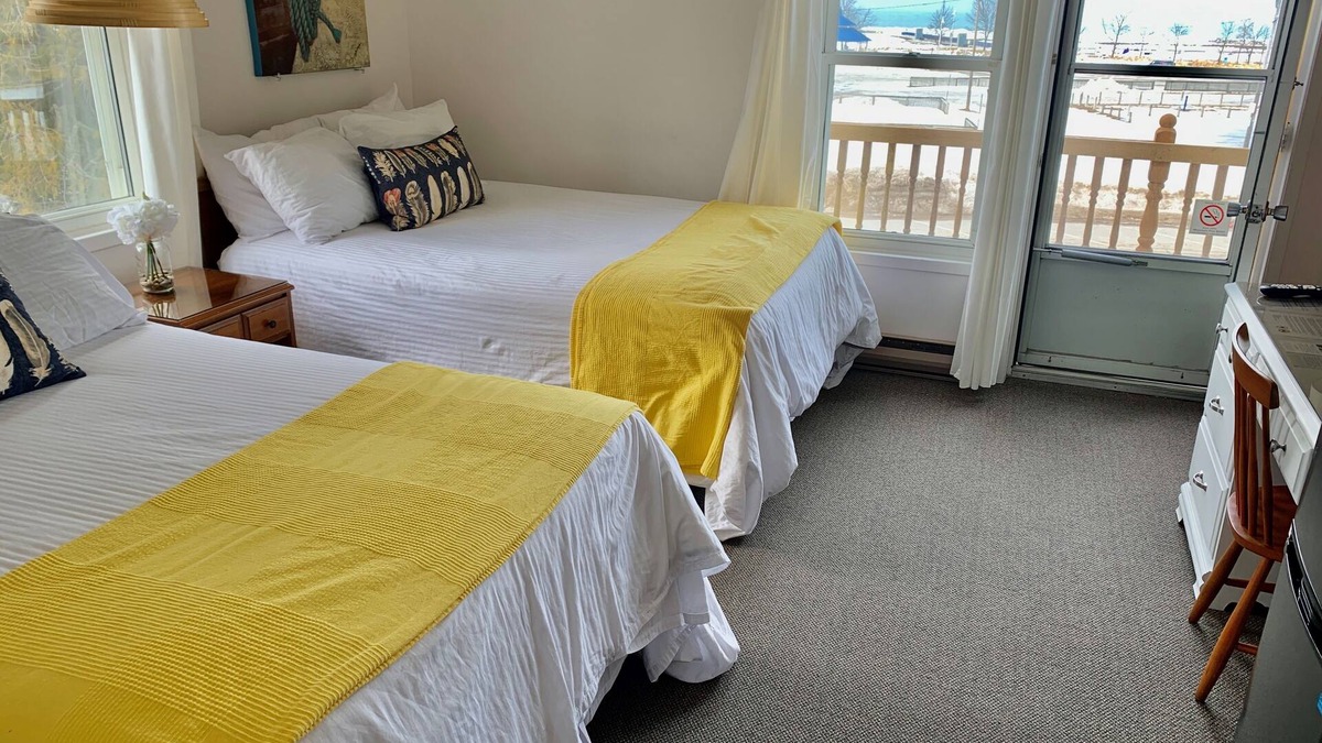 Port Elgin Hotel | 201 - Executive Rm Lake View- Balcony 2 DBL