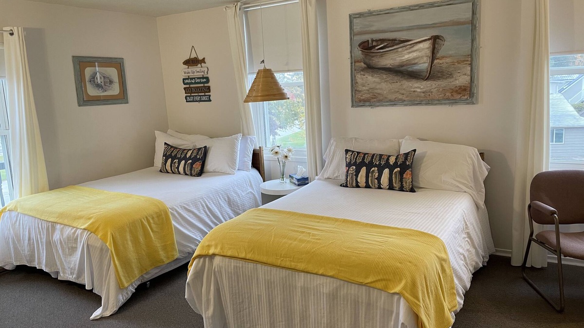 Port Elgin Hotel | 202 - Executive Rm Lake View- Balcony 2 DBL