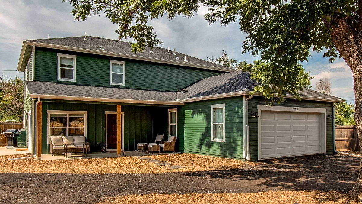 Lafayette House | 2020 built modern farmhouse professionally cleaned & sanitized. Stop inn today!