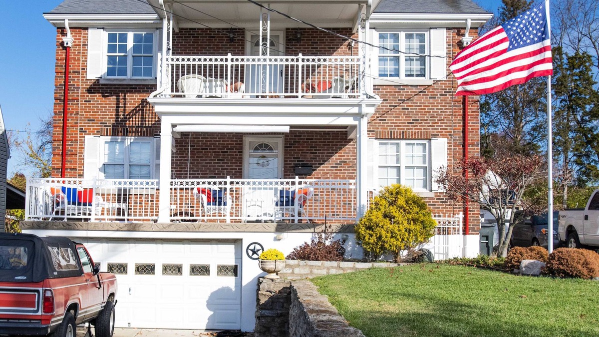 Cheviot House | 2023 Remodeled Colonial Style home features a Freshly Remodeled & Furnished Home