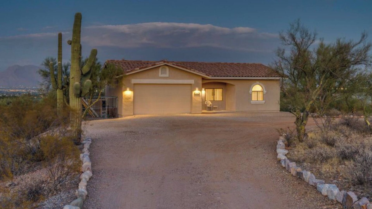 Tucson House | 2024 Gem Show Ready Entire Home Secure Garage Parking.