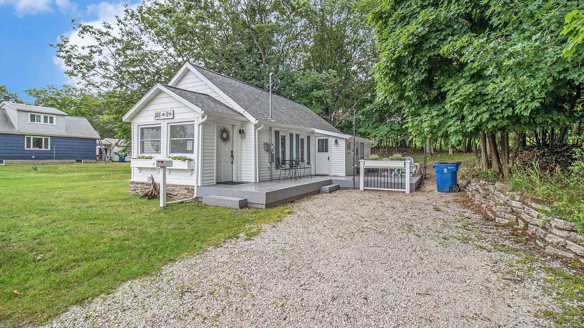 Manistee Cottage | 2024 Remodel! Updated Cottage near Beach and Park