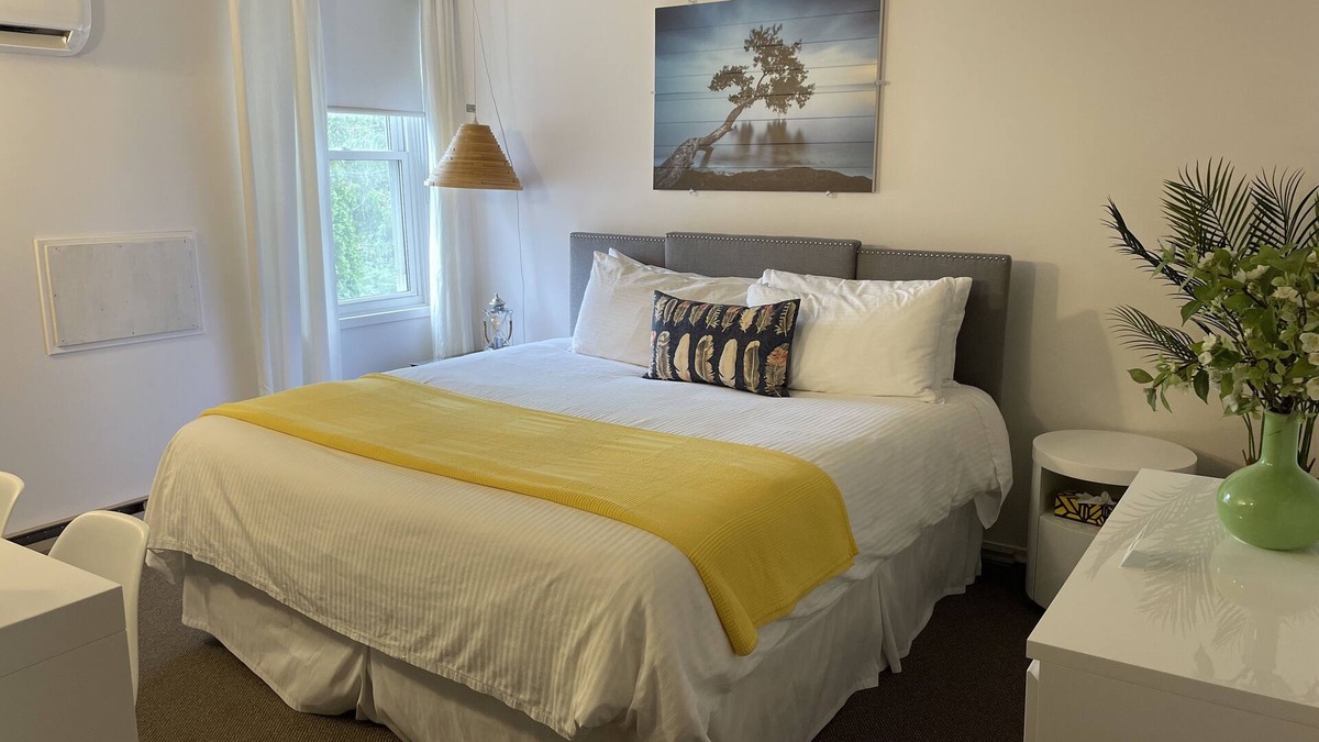 Port Elgin Hotel | 203 - Executive Rm -1 King Bed 2nd Floor