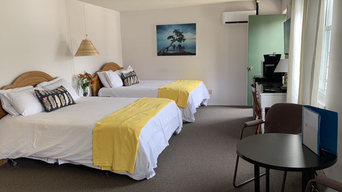 Port Elgin Hotel | 204 - Executive Rm Partial Lake View-Balcony 2 Queen