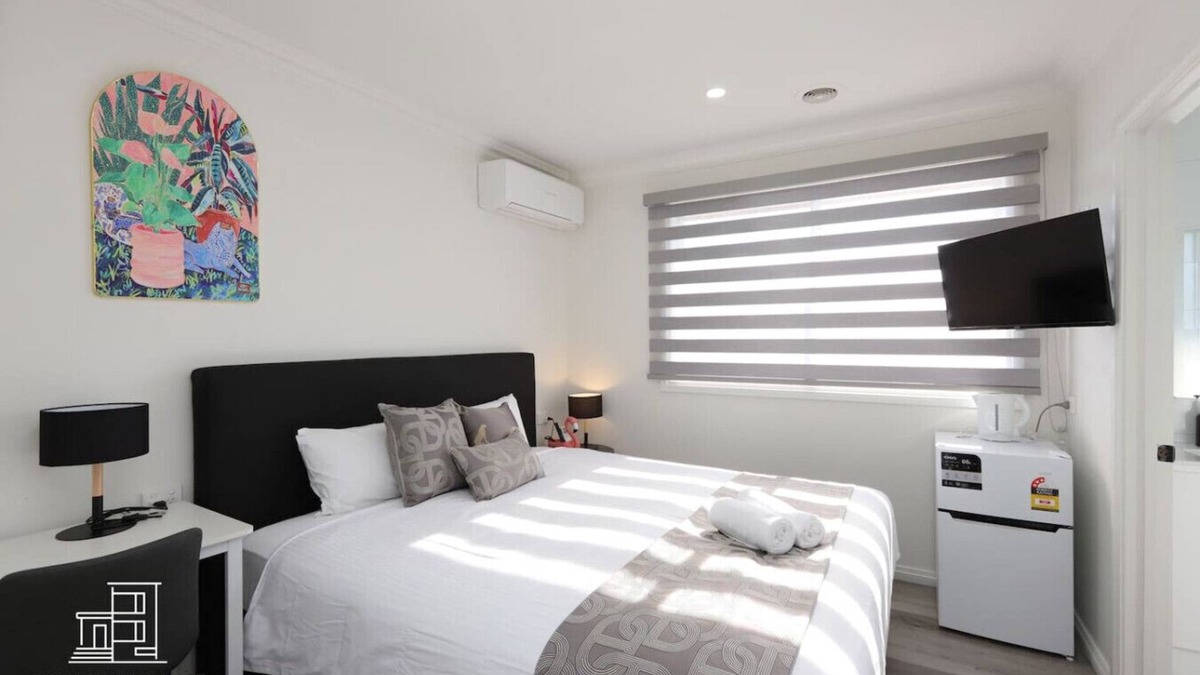 Brunswick East Hotel | 205 Modern King Room w/Private Ensuite Fast WiFi Hotel-Grade Linen 24/7 Security Near Tram 18 Mins to CBD