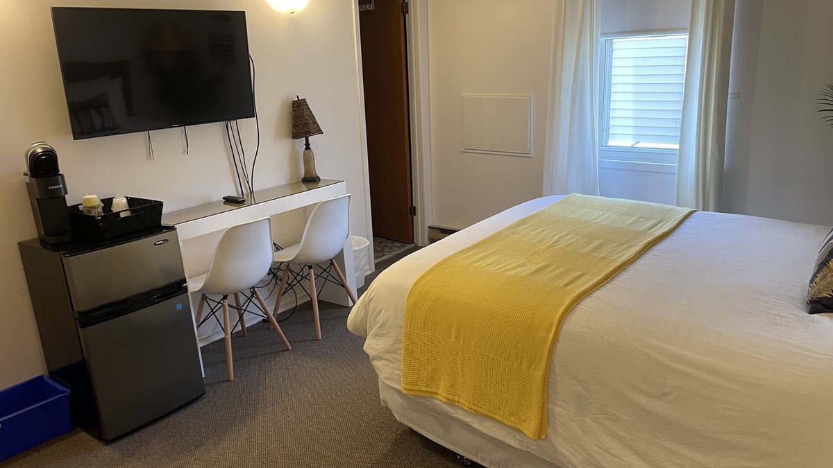 Port Elgin Hotel | 205 - Standard Rm 1 Queen Bed - 2nd Floor