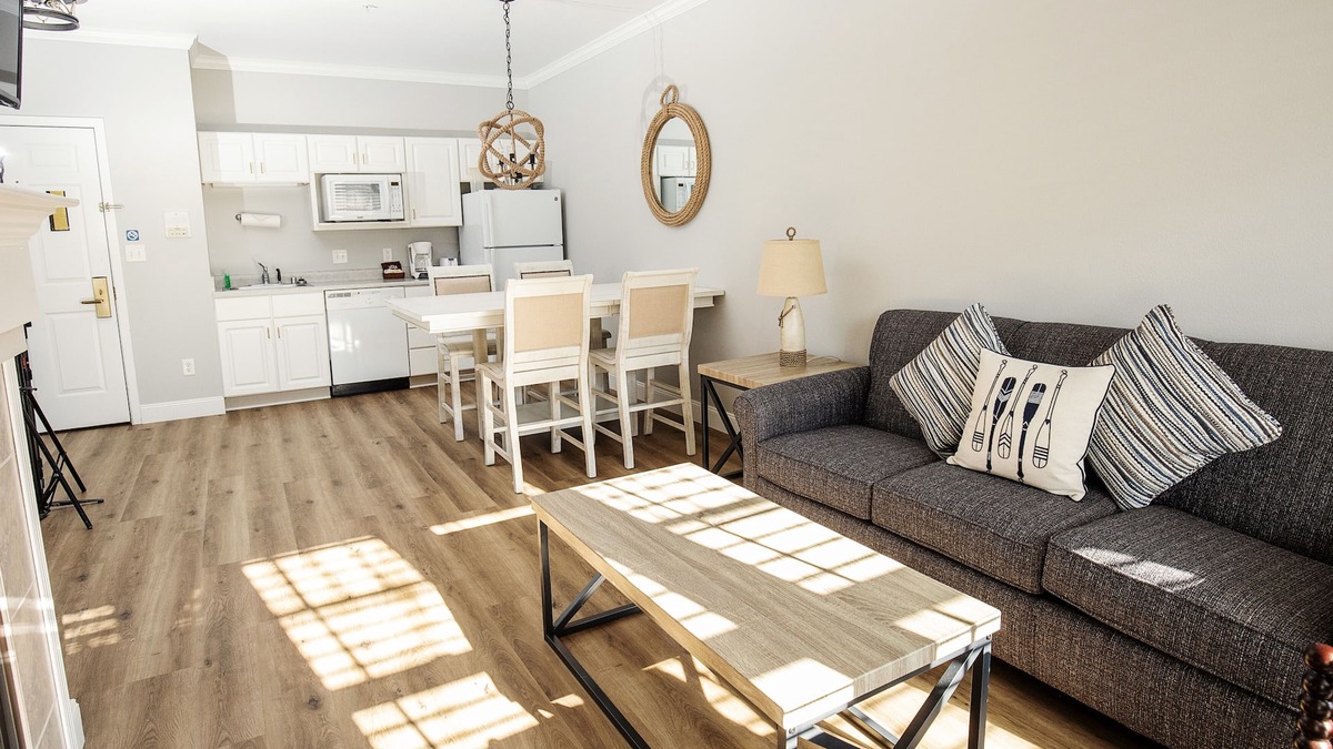 Delavan Lake Condo | 207 - Beautifully Updated One Bedroom Condo Suite