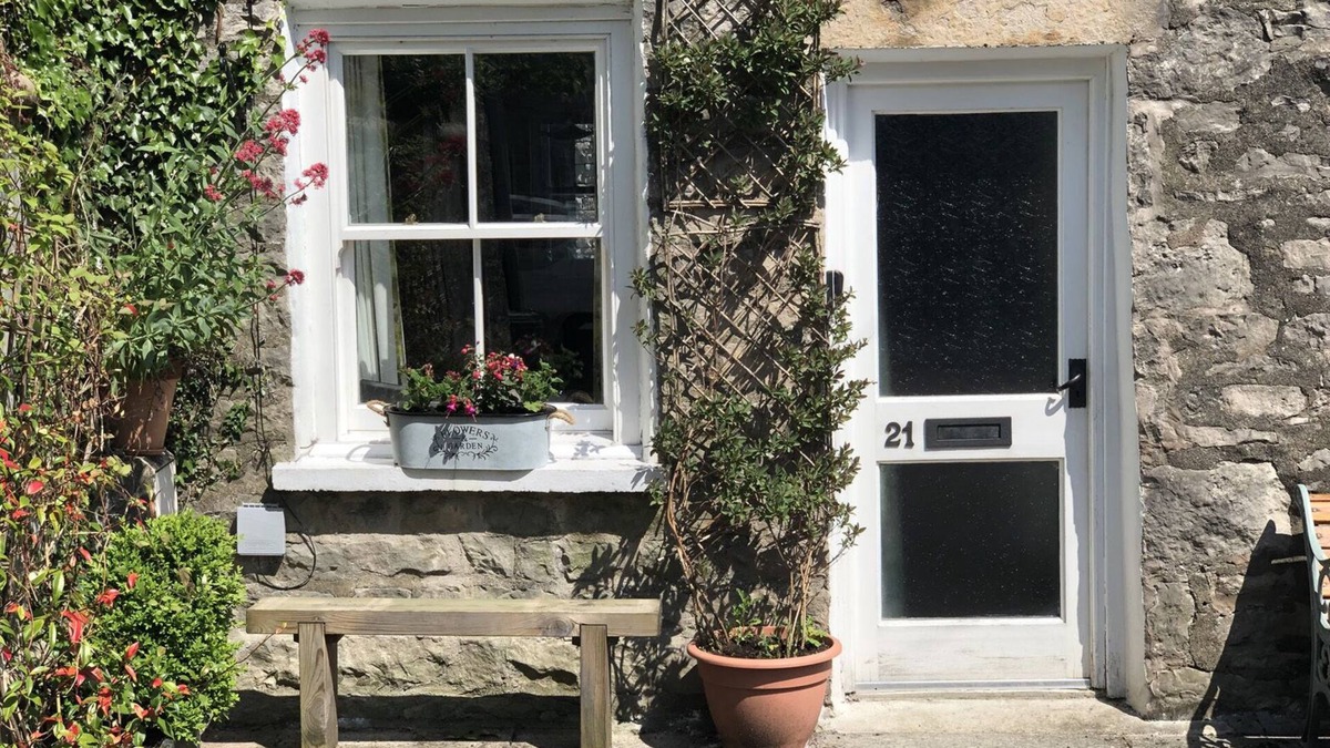 Kendal Cottage | 21 ENTRY LANE, pet friendly, character holiday cottage in Kendal