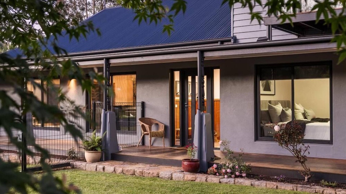 Porepunkah House | 21 Service Street - Porepunkah - Service your need to travel, to explore and most importantly to indulge.